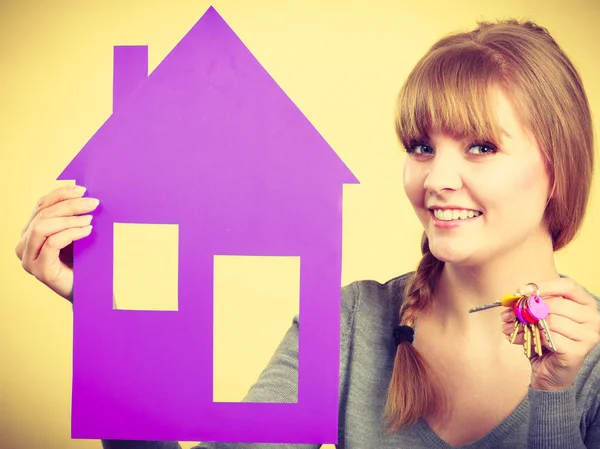 Young blonde lady with bunch of keys. — Stock Photo, Image