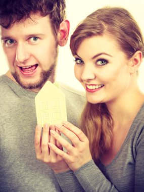 Genç çift ev sembolünü gösterirken girerler.