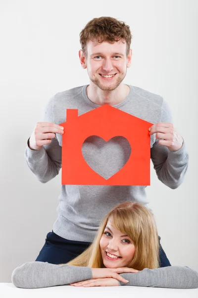 Positiv par med hjärtat house. — Stockfoto