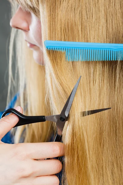 Frau schneidet glatte Haare ab. — Stockfoto