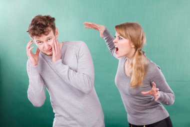 Karı koca bağırıyor ve savunarak.