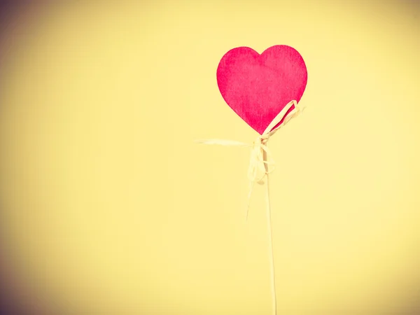 Ahşap çubuk üzerinde kalp. 