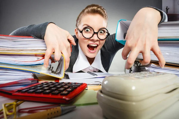 Beängstigende Bürodame in ihrem Königreich. — Stockfoto