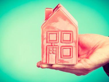 Erkek el küçük kırmızı ev ile.