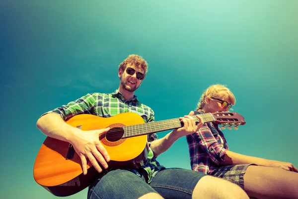 Genç kadın için gitar çalmak hipster adam. — Stok fotoğraf