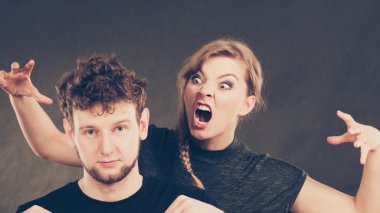 Kırık kalp ve sos word ile genç Çift.