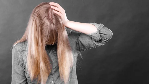 Mujer rubia deprimida cubriendo la cara . — Foto de Stock