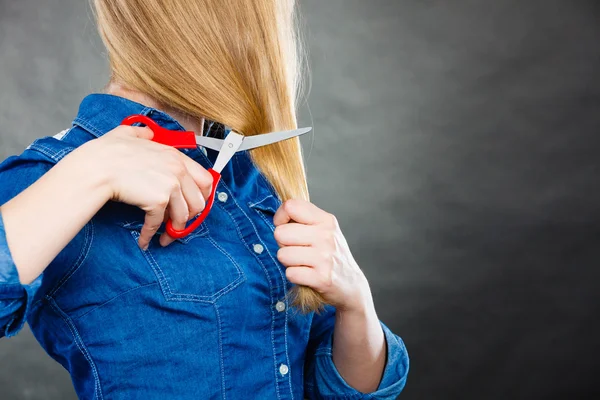 Donna bionda che si taglia i capelli . — Foto Stock