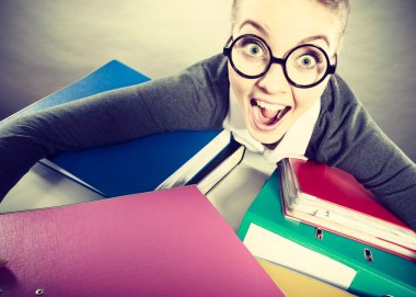 Bağlayıcı yığınları ile mutlu deli muhasebeci.