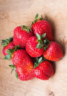 Ahşap masa üzerinde kırmızı taze çilek meyve.