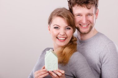 Genç çift ev modeli ile.