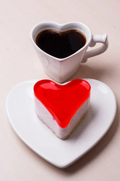Чашка кофе в форме сердца и торт — стоковое фото