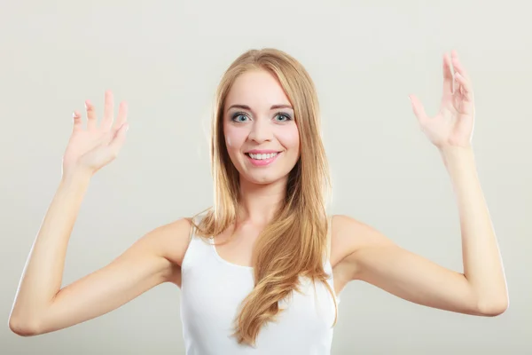 Blond tjej sprida händer med glädje — Stockfoto