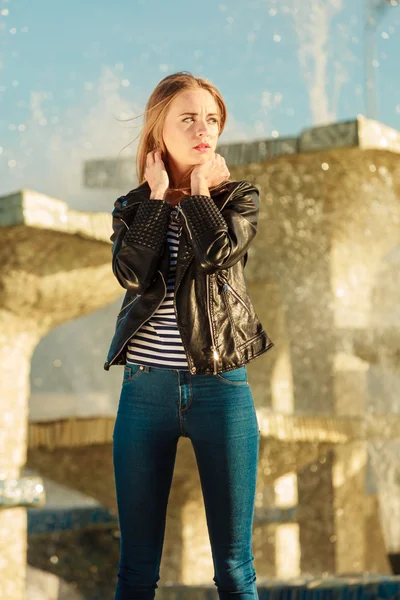 Mulher estilo casual posando contra fonte da cidade — Fotografia de Stock