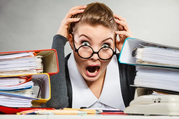 Panische Sekretärin am Schreibtisch. — Stockfoto