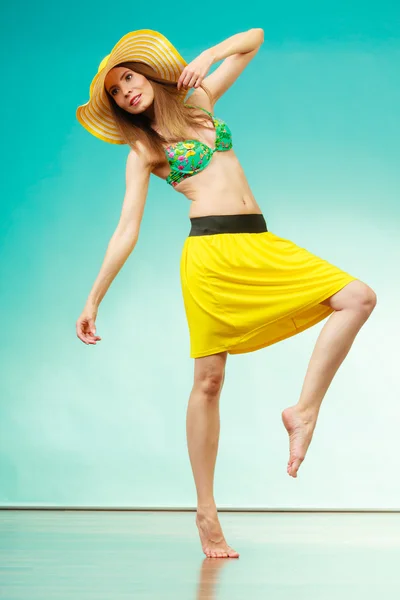 Woman in straw summer hat and bikini — Stock Photo, Image