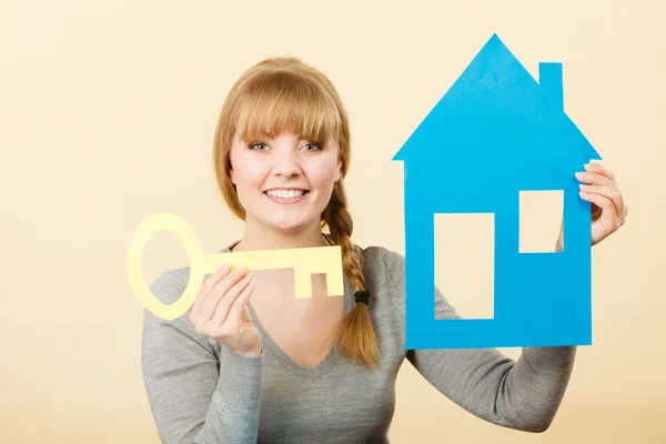 Blonde woman with house and key. — Stock Photo, Image