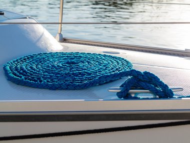 Mavi ip iskelede kıvrılmış ve için metal Koç boynuzu bağlı.