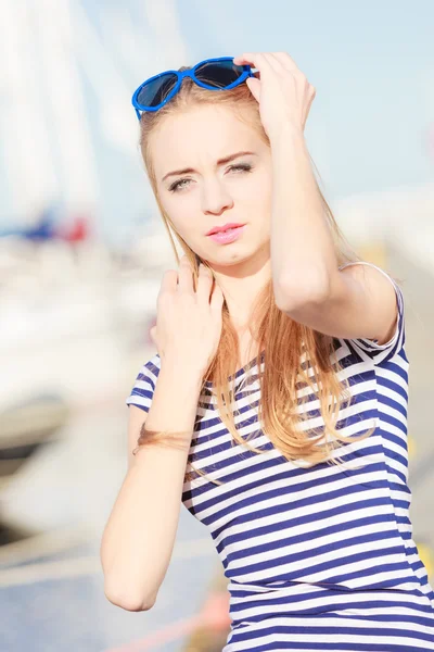 Femme dans la marina contre des yachts dans le port — Photo