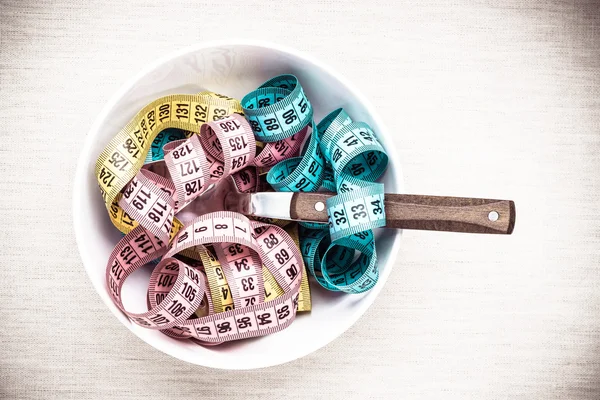 De nombreuses bandes de mesure dans un bol sur la table — Photo