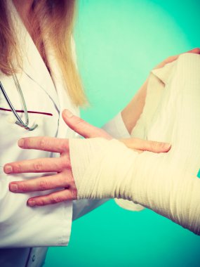 Doktor bandaj burkulan bileği.