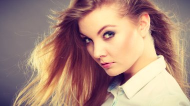 Açık sallayarak saçlı güzel sarışın kadın.