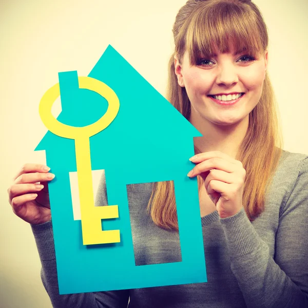 Blonde woman with house and key. — Stock Photo, Image