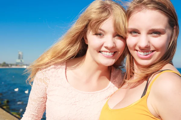 Dvě ženy nejlepší přátelé baví venkovní — Stock fotografie