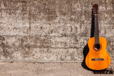 Duvara yaslanmış gitar.