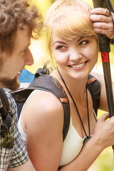 Escursionismo coppia backpackers riposo sul sentiero della foresta — Foto Stock