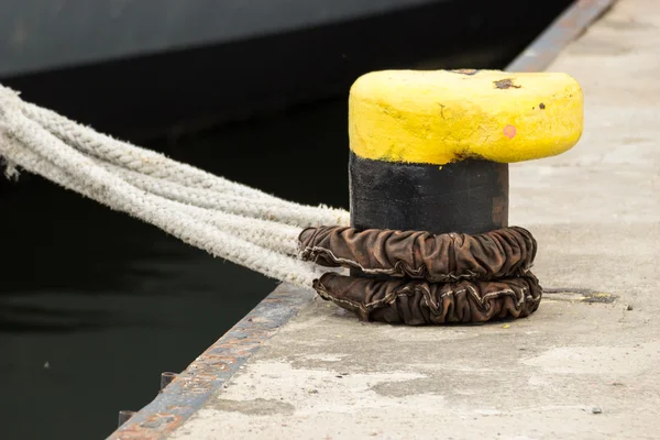 Amarre Bolardo con cuerda en el muelle junto al mar — Foto de Stock