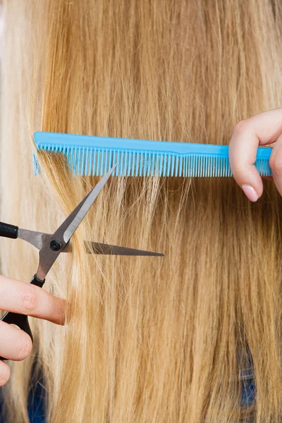 Frau schneidet glatte Haare ab. — Stockfoto