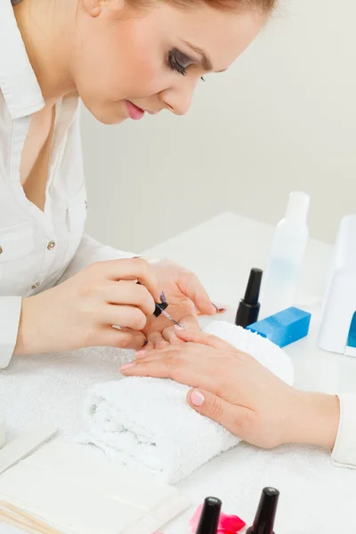 Esteticista feminina fazendo unhas . — Fotografia de Stock