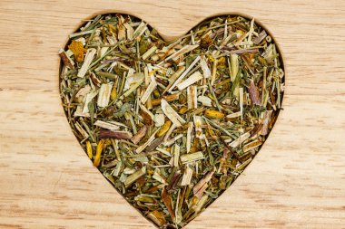 Bitki yaprakları kalp ahşap yüzeyde şeklinde kurutulmuş