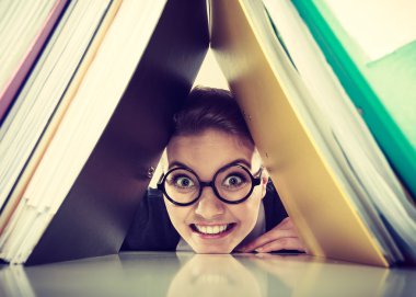 Bağlayıcı yığınları ile mutlu deli muhasebeci.