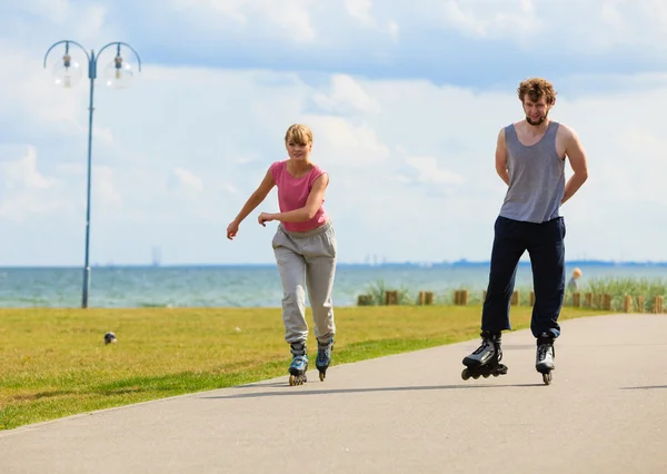 Adolescentes juntos en patines . — Foto de Stock