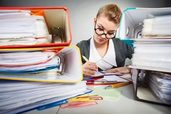 Impiegato occupato durante il lavoro . — Foto Stock