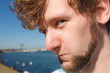 Mutlu komik delikanlı adam açık