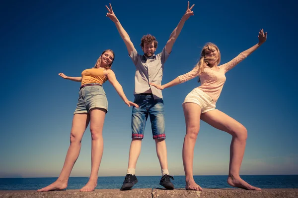 Group friends junge zwei mädchen having spaß draußen — Stockfoto