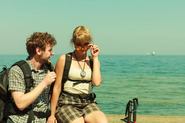 Two people tourists hiking by sea ocean. — Stock Photo, Image