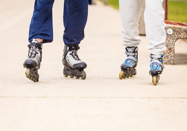 Aktive Freunde Rollschuhlaufen im Freien. — Stockfoto