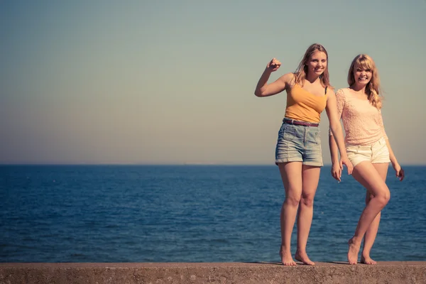 Duas mulheres melhores amigos se divertindo ao ar livre — Fotografia de Stock