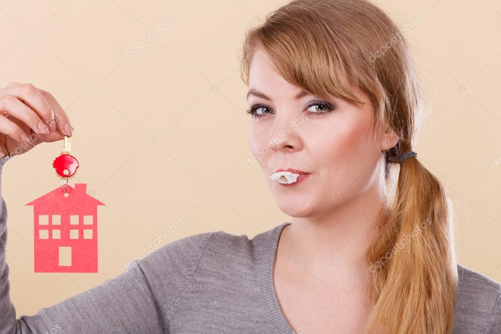 Lustige Frau Halt Dass Haus Schlussel Kaugummi Essen Stockfoto