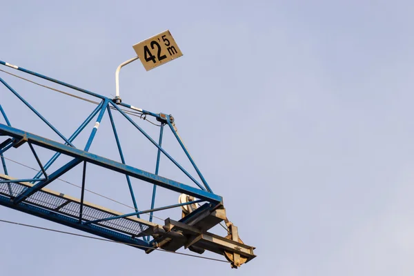 Crane on sky background. Construction works. — Stock Photo, Image