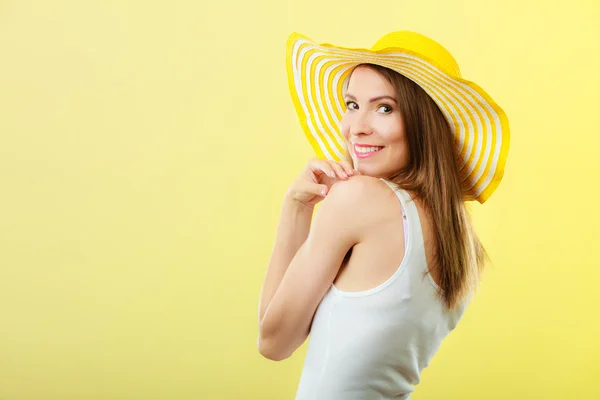 Femme en grand chapeau d'été jaune . — Photo