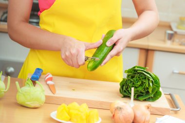 Sebze salatası peeling salatalık hazırlama kadın