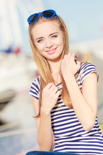 Femme dans la marina contre des yachts dans le port — Photo