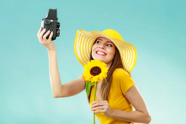 Summer woman holds sunflower old camera — Stock Photo, Image