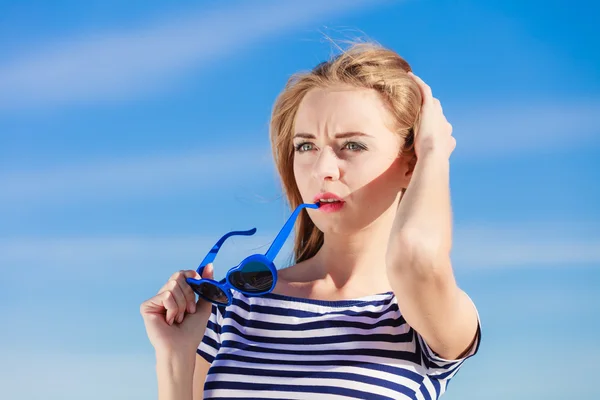 Meisje genieten van de zomer bries hemelachtergrond — Stockfoto