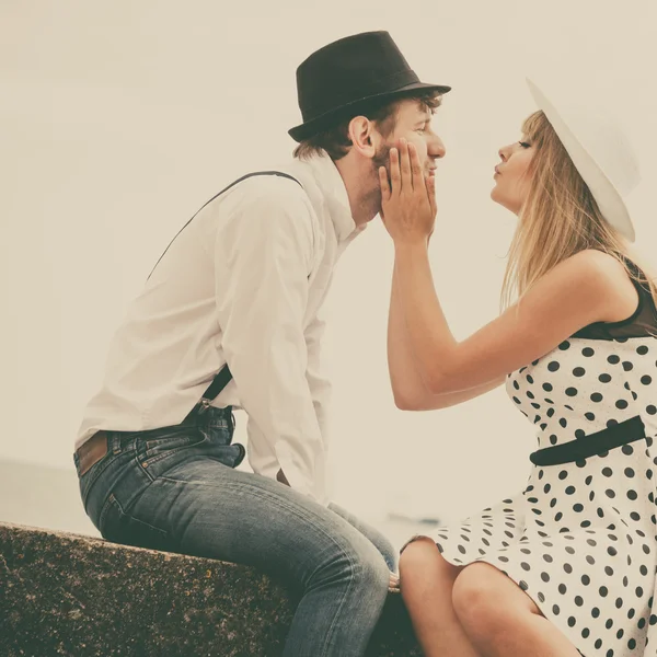 Amante casal estilo retro namoro na costa do mar — Fotografia de Stock